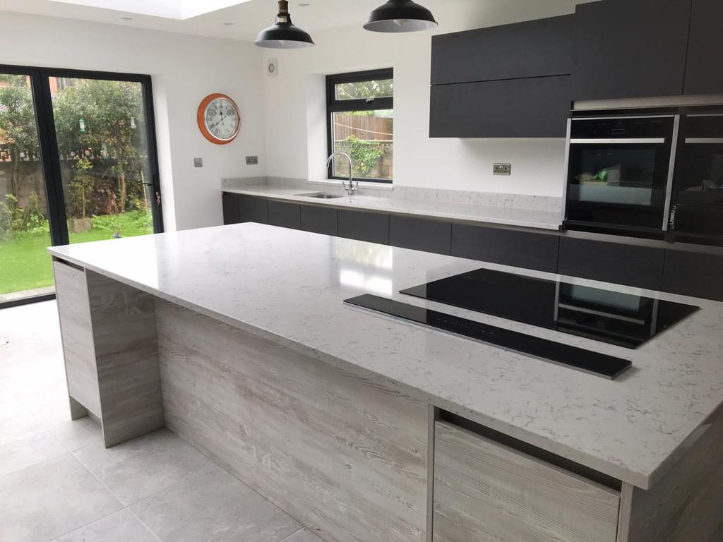 Bianco Carrina Quartz island in Peterson-super-Ely